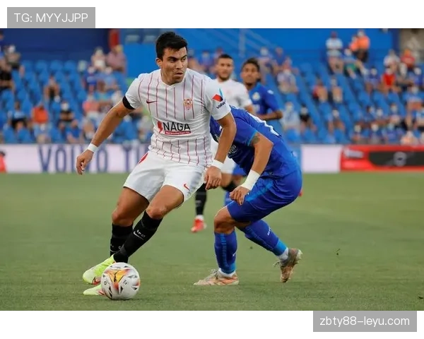 塞维利亚中场拦截能力亮眼,防线稳健成球队关键亮点 塞维利亚中场拦截能力亮眼,防线稳健成球队关键亮点