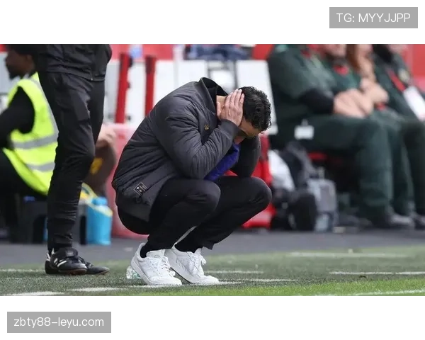 曼联防线失误频繁引发争议,稳定性面临考验对争冠形势产生影响 曼联防线失误频繁引发争议,稳定性面临考验对争冠形势产生影响