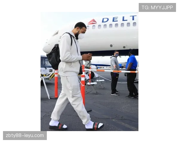 肖若腾穿拖鞋登私人飞机，身边行李堆成小型名牌展，尴尬又好笑